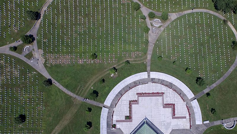 Imagen aérea del cementerio de Potocari, situado cerca de la ciudad de Srebrenica.