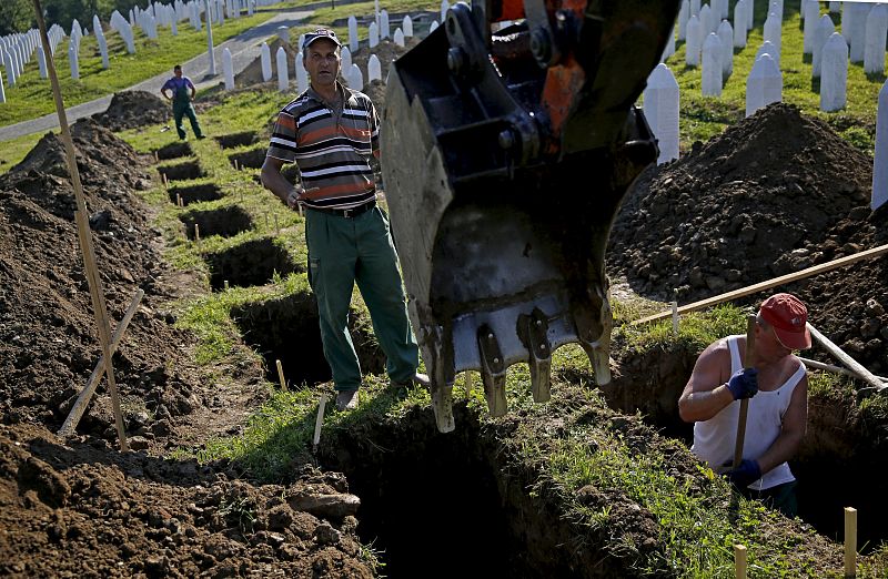 Trabajadores cavando tumbas antes de la ceremonia del 11 de Julio, donde tendrá lugar el acto del 20 aniversario de la masacre. Durante el acto tendrá lugar el entiero de las 136 víctimas recientemente identificadas.