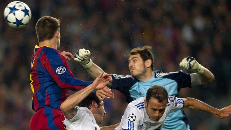 Casillas despejando ante Piqué