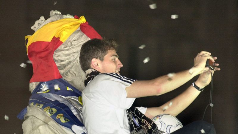 Casillas celebra Liga 2000/01