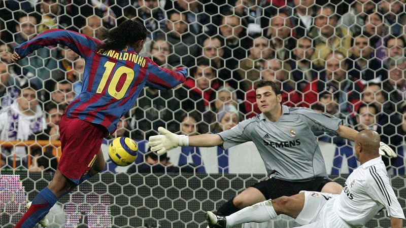 Casillas frente a Ronaldinho