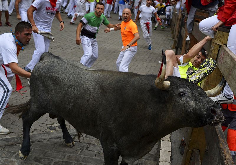 Uno de los toros de José Escolar ha embestido contra varios mozos a lo largo del recorrido