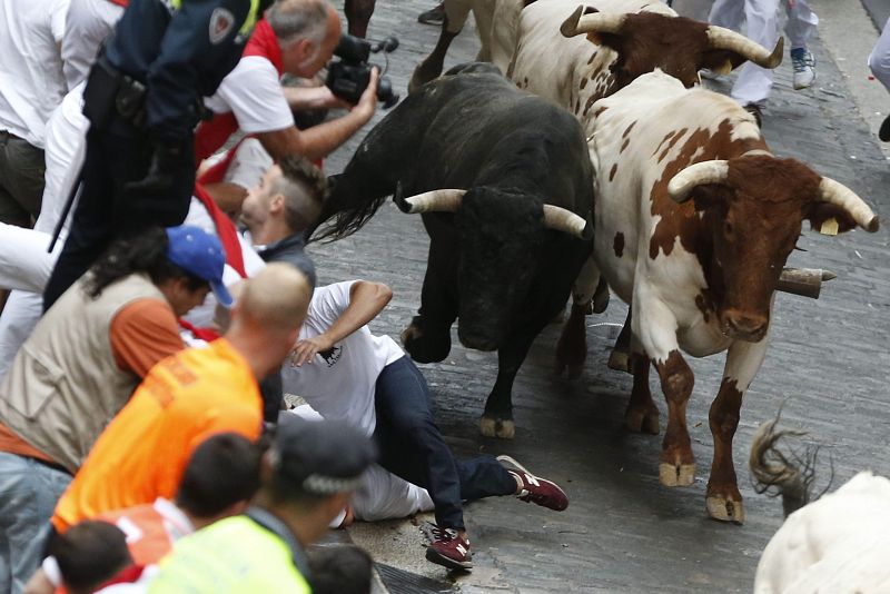En la imagen mozos y toros en la Cuesta de Santo Domingo