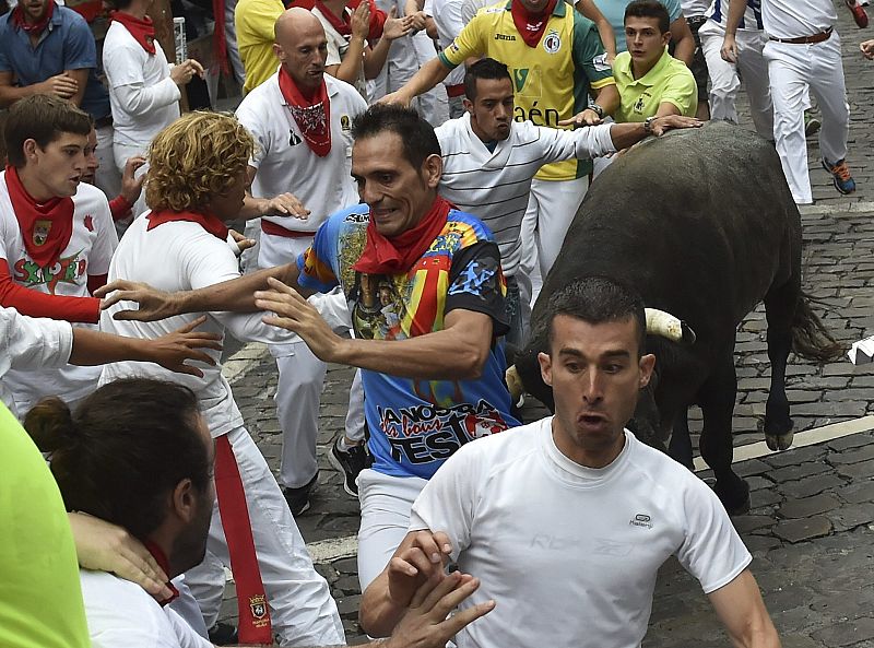 Un toro de José Escolar ha corneado a varios mozos