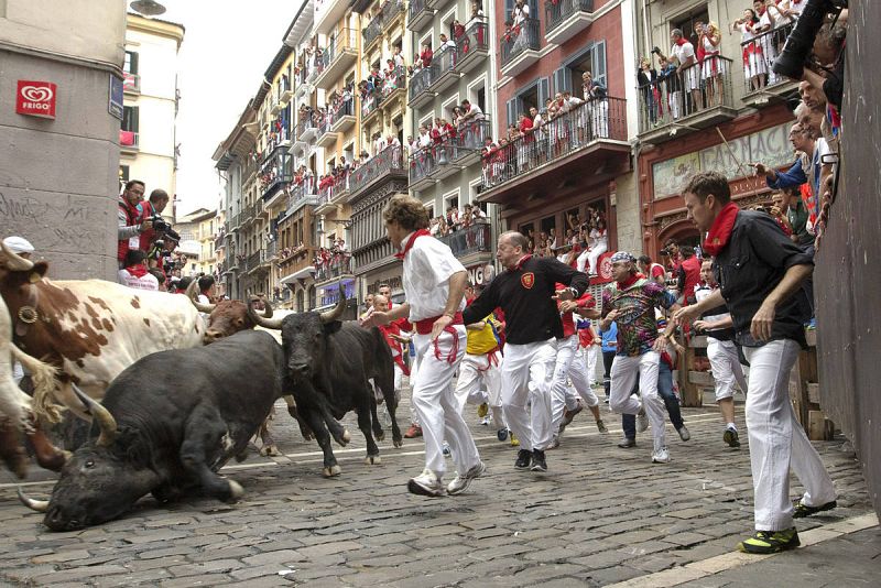 Uno de los astados de José Escolar cae en la curva de Mercaderes 