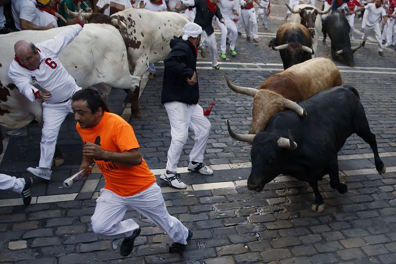 Uno de los momentos de más tensión del penúltimo encierro de San Fermín en la curva de Mercaderes