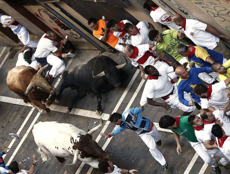 Uno de los toros de Garcigrande ha barrido literalmente la pared a su paso por la calle Estafeta