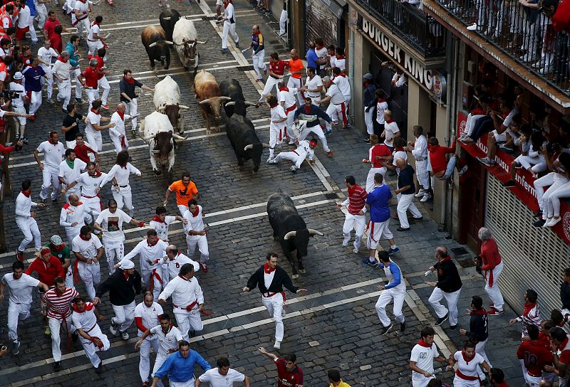 Los mozos en la calle Mercaderes con los astados de Garcigrande