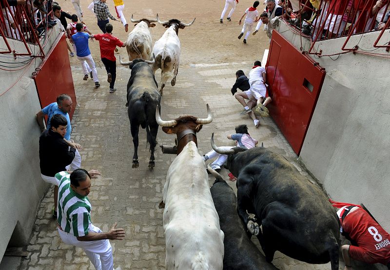 Muchos mozos se han caído en el callejón de acceso a la plaza en el octavo  encierro de San Fermín 2015