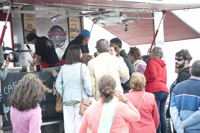 Los vecinos de Comillas empiezan con su cata dispuestos a dejarse llevar por su olor para elegir Food Truck