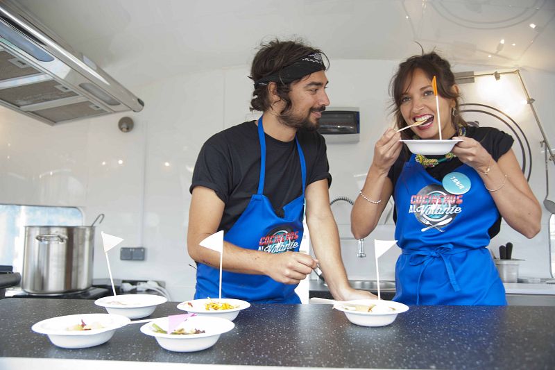 Dalys probando la tapa de La Vermuneta