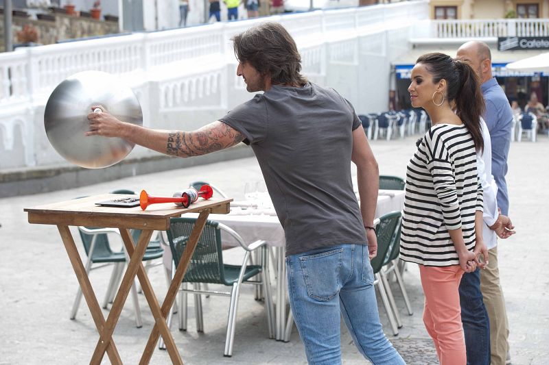 Álex les explica el plato que van a tener que elaborar en la prueba de eliminación donde el ingrediente estrella es la anchoa