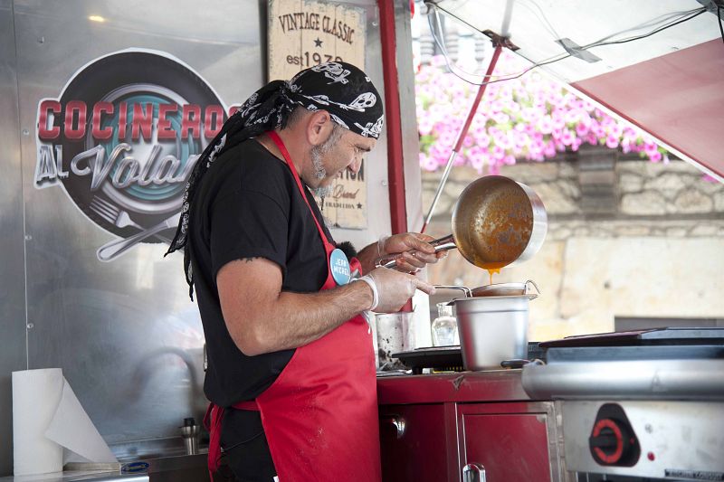 Jean Michel, concentrado en la espuma de tomate