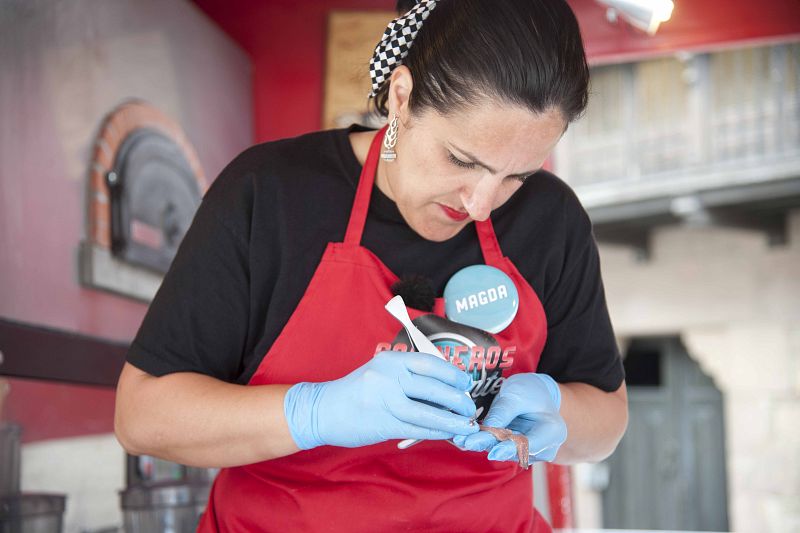 Magda se lía a quitarles las espinas a las anchoas que, siendo esteticista, ¡las deja perfectas!
