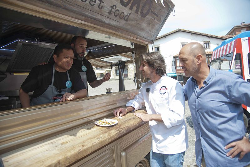 Álex y 'Urrechu' se estrenan en la caravana de El Kiosko