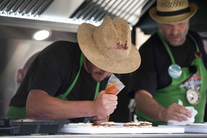 Michele dando el toque final