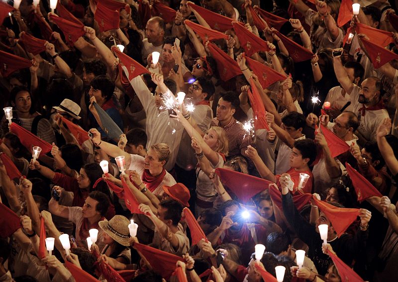 Una joven levanta una vengala mientras otro graba los cánticos en la Plaza del Ayuntamiento.