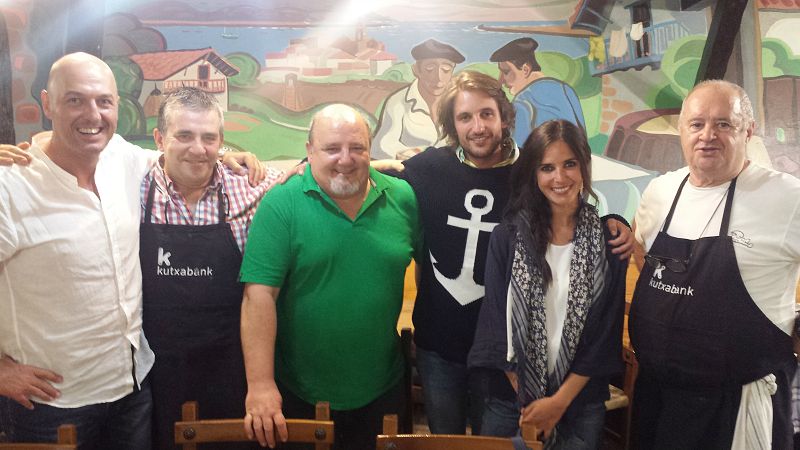 La presentadora y el jurado de Cocineros al Volante con Andrés, Candi y Fernando, de la Sociedad Gastronómica Klink