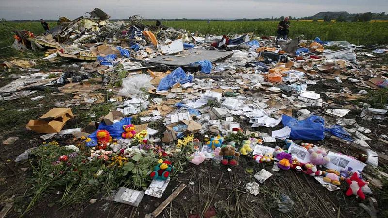 Flores y recordatorios dejados por los residentes de Rozspyne (región de Donetsk, Ucrania) cerca del lugar donde cayó el MH17