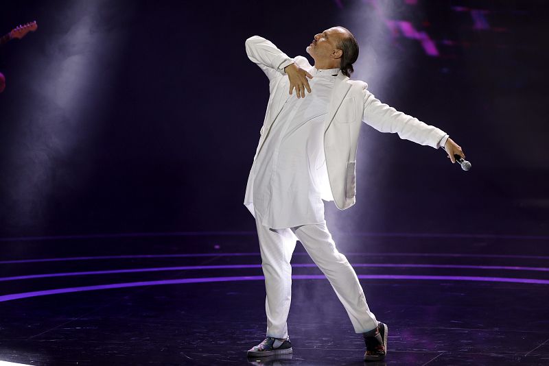 El cantante Miguel Bosé durante su actuación.