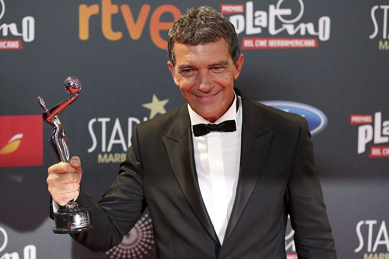 El actor Antonio Banderas posa con el Platino de Honor.