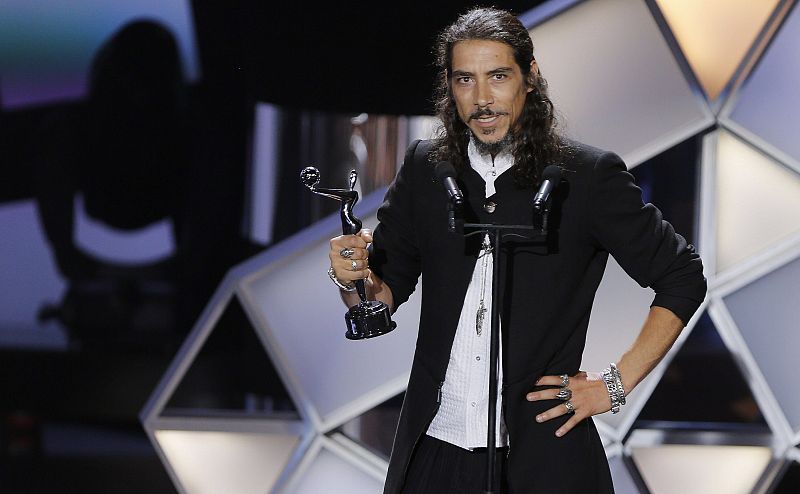 El actor Óscar Jaenada recibe el premio al Mejor Actor, por su interpretación en 'Cantinflas'.