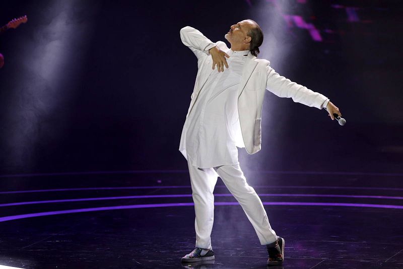El cantante Miguel Bosé durante su actuación.