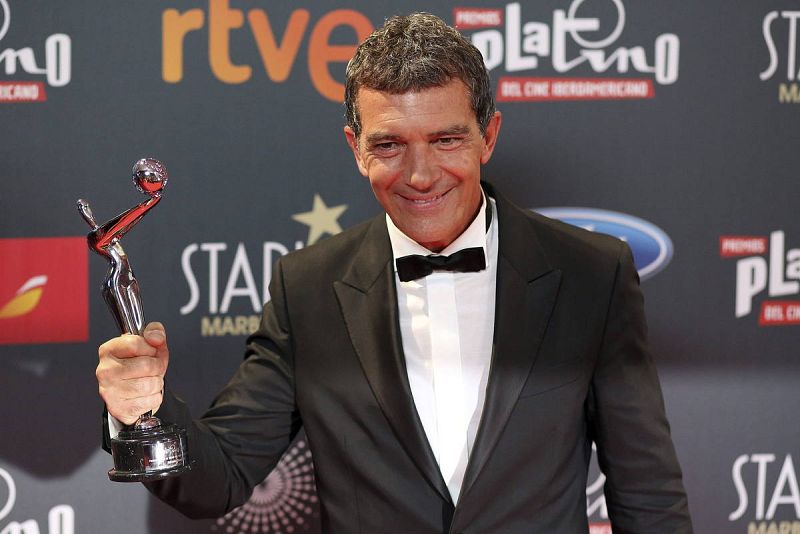 El actor Antonio Banderas posa con el Platino de Honor.