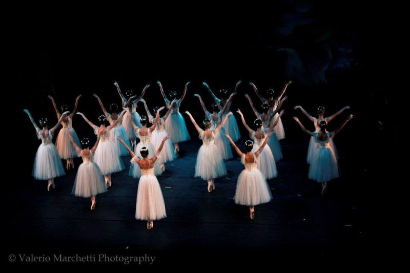 Escena de 'Giselle' interpretado por el Ballet Clásico de San Petesburgo