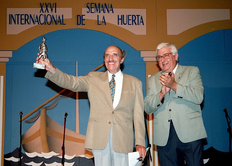 "Saza" (i), junto a Toni Isbert, tras recibir en el Teatro Circo de Albacete, el premio de Teatro "José Isbert"