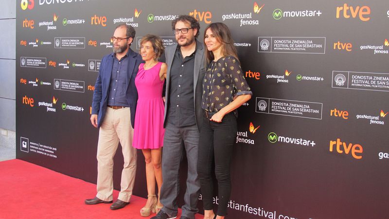 Dani de la  Torre, director de"El desconocido", junto al reparto de actores en la presentación del Festival de San Sebastián