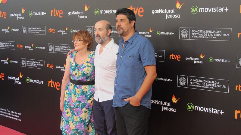 Cesc Gay (derecha), director de "Truman", junto con Javier Cámara en la presentación del Festival de San Sebastián