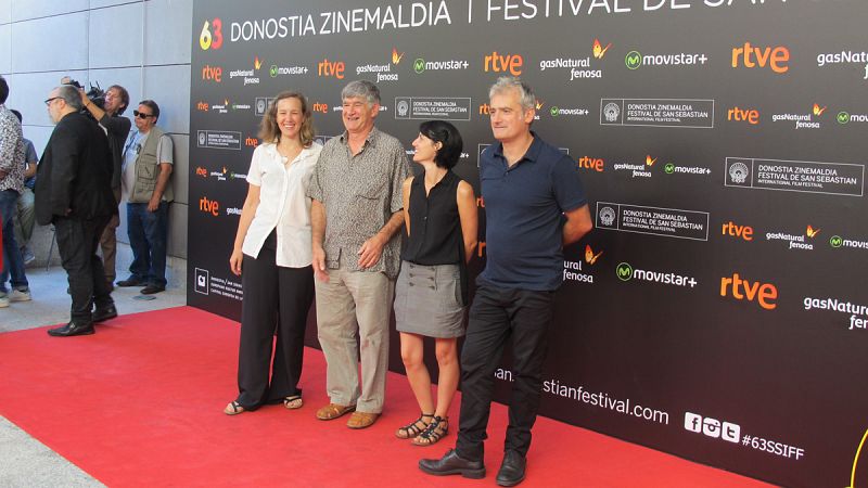 Asier Altuna (derecha), director de "Amama", junto con los actores de la película en la presentación del Festival de San Sebastián