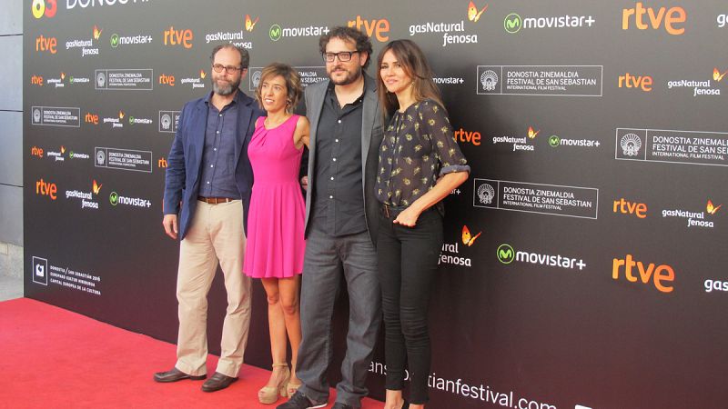 Dani de la Torre, junto con el reparto de "El desconocido", en la presentación del Festival de San Sebastián