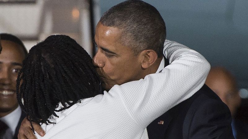 La medio hermana de Obama lo recibe a su llegada a Nairobi
