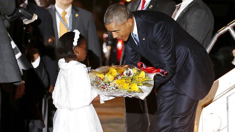 Una niña entrega flores al presidente americano