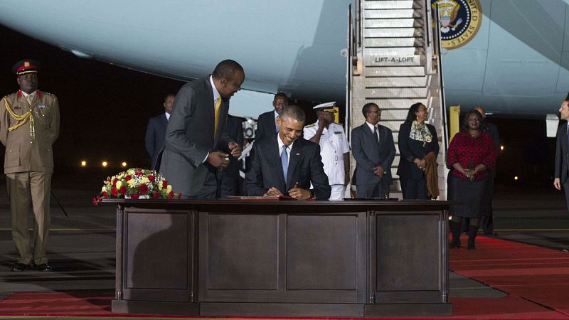 Obama firma el libro de visitas al llegar a Nairobi