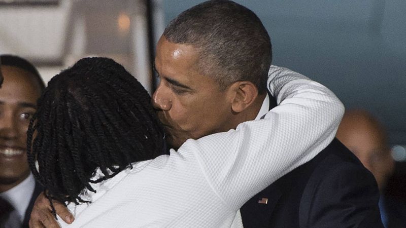   La medio hermana de Obama lo recibe a su llegada a Nairobi