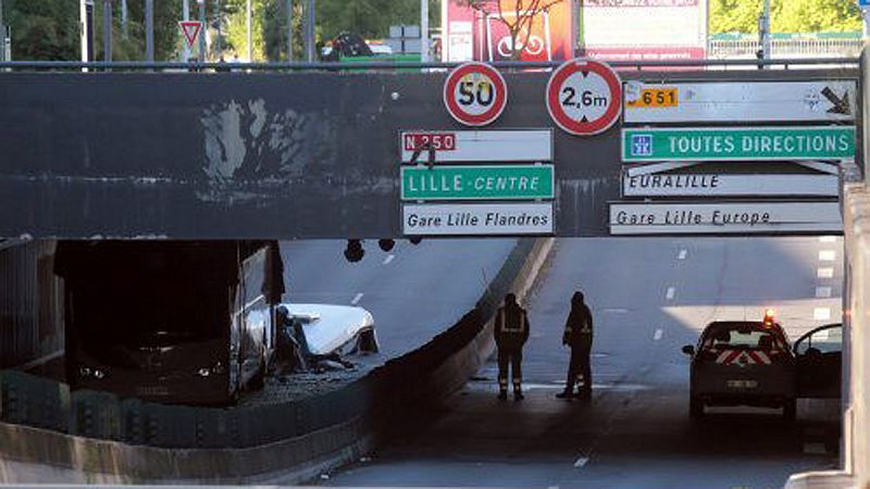 El vehículo ha chocado contra el techo del túnel