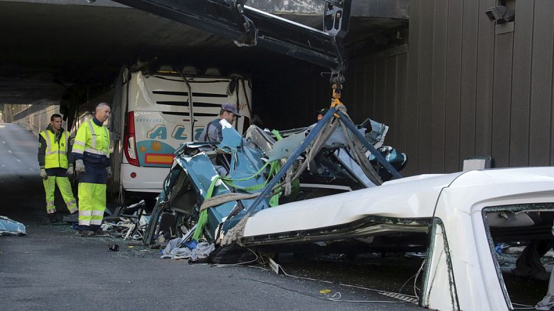 El autobús ha quedado encajado en un túnel