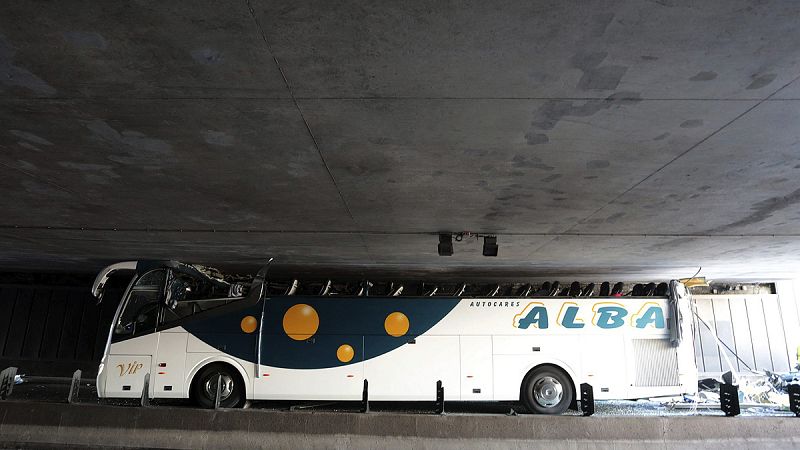 El impacto ha arrancado totalmente el techo del autocar