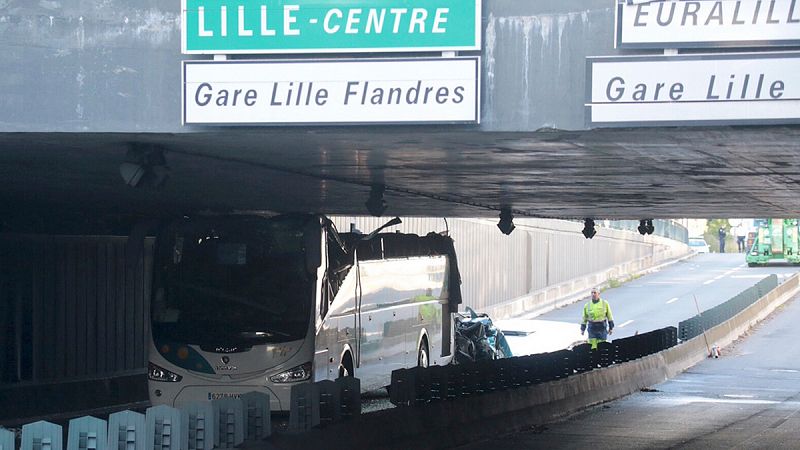 El autobús sobrepasaba los 2,6 metros de altura del túnel