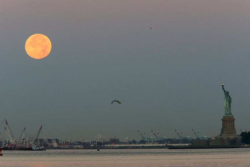 El efecto de la "luna azul" visto cerca de la Estatua de la Libertad