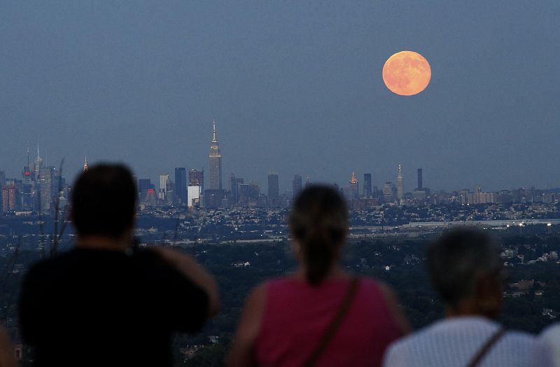 La luna azul sobre el cielo desde Nueva York