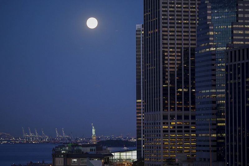 La "luna azul" vista junto con la Estatua de la Libertad, en New York