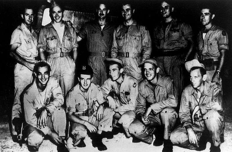 La tripulación del 'Enola Gay', el B-29 que lanzó la bomba sobre Hiroshima, posa junto al avión en las Islas Marianas (1945)