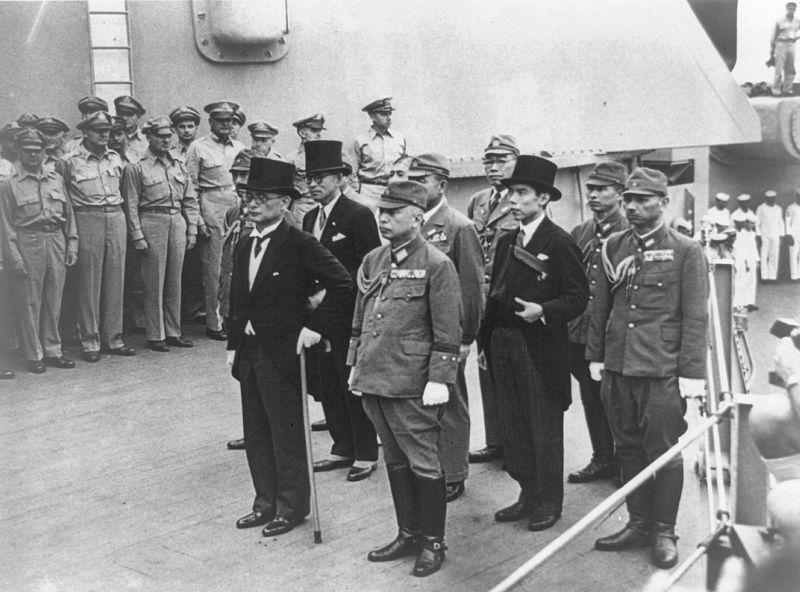 La delegación japonesa a bordo del navío USS Missouri antes de firmar la rendición el 2 de septiembre de 1945