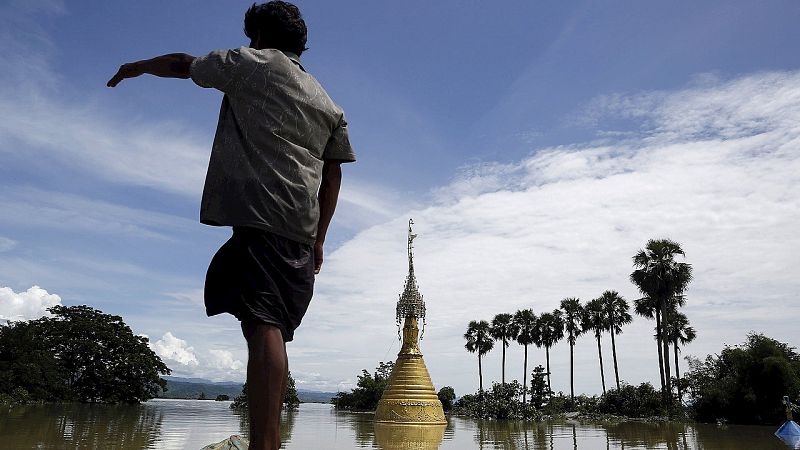 Pagoda bajo las aguas en Kalay, región de Sagaing