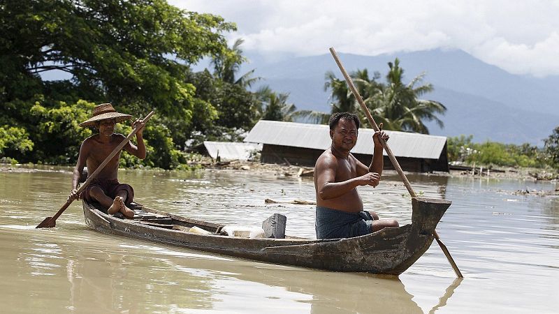 Los habitantes de Kalay han tenido que recurrir a las embarcaciones para recorrer sus calles