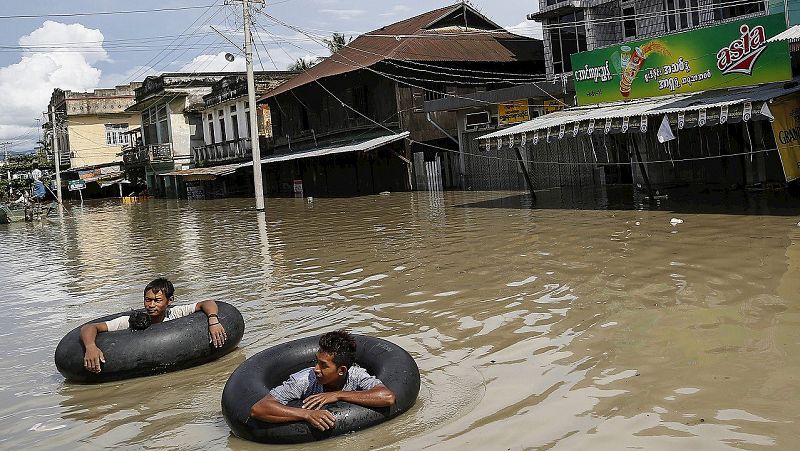 Dos hombres flotan en una calle inundada de la ciudad de Kalay, en la región de Sagaing, en Birmania (Myanmar),